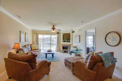 Image de Condo Lakefront Osage Beach avec piscine et vue sur l'eau!