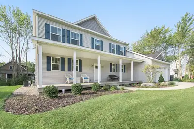 Image de Spacieux et confortable maison - près du lac Michigan!