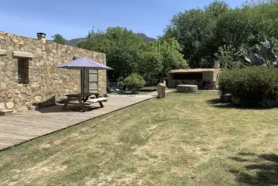 Maison en pierres de type bergerie. Avec terrain de pétanque et Jacuzzi
