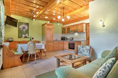 Image de Avec goût, meublé avec beaucoup de bois dans l'appartement de style campagnard
