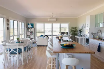 Image de Détendez-vous et détendez-vous au Shades of Blue Eco Retreat. Superbes vues sur la baie et plage privée
