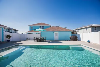 Image de Toute Nouvelle Piscine! 3 chambres 2. 5 salles de bain et à distance de marche de la plage