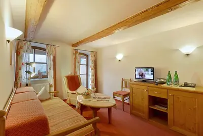 Image de Suite de décharge | Suite joliment meublée avec balcon au 1er étage