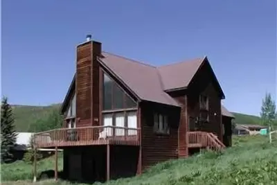 Image de Cette maison accueillante pour les petits budgets et les animaux de compagnie est située juste à côté de la base de ski!