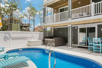 Image de Bon à être de retour: Soundside avec une piscine privée et un bain à remous et de superbes équipements communautaires.