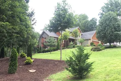 Image de Très grand, 2 acres Arts and Crafts Country Retreat à 8 km de dwntwn Asheville