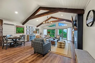 Image de Une vue magnifique et un bain à remous intérieur vous attendent dans ce merveilleux endroit