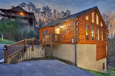 Image de Log Cabin récemment rénové, 3min de la bande, sommeil 7, bain à remous, salle de jeux.