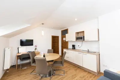 Image de Appartement avec un mobilier spacieux et une chambre séparée