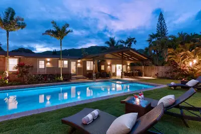 Hale Mokulua ~ 5 chambres avec piscine privée et spa ~ Étapes de la plage de Lanikai ~ 3 espaces de vie