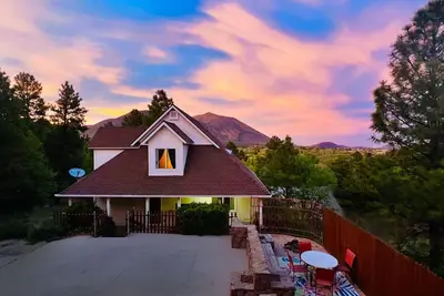 Image de Retraite avec vue sur la montagne près du centre-ville de Flagstaff, grande terrasse, décor magnifique!