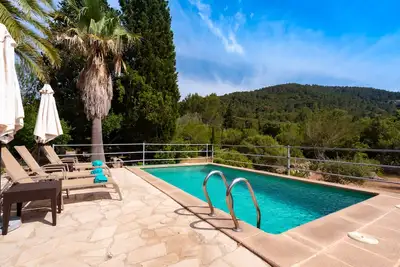 Image de Cottage avec piscine privée, Wifi gratuit, vue sur la montagne et immense jardin.