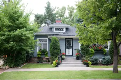 Image de Beau vieux bungalow historique de Northend avec un espace extérieur incroyable