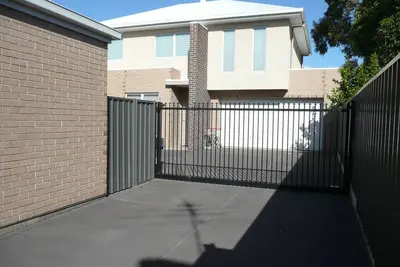 Image de Maison de luxe neuve sur 2 étages bien situé 2 salles de bain 3 toilettes pour 12 personnes