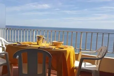 Appartement en bord de mer à La Baule avec balcon, parking et commodités à proximité!