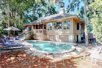 Image de Caché dans la véranda avec un bain à remous, piscine privée, barbecue au gaz, à quelques pas de la plage