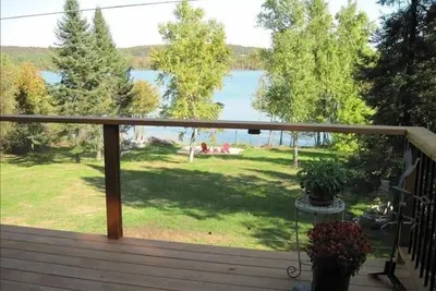Image de Lake Leelanau Waterfront Avec Dock et des vues panoramiques. Près de tout!