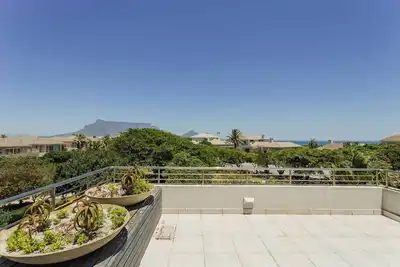 Image de Paradis des golfeurs et des véliplanchistes sur un domaine de golf sécurisé. L'une des banlieues les plus sûres.