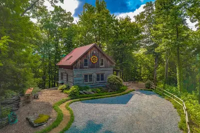 Image de Chalet rustique construit avec bois de grange récupéré, vue de grand-père, finitions de concepteur, tables de jeu