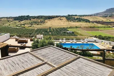Image de Cottage Levante, dans une villa avec piscine, jacuzzi et vue sur la mer