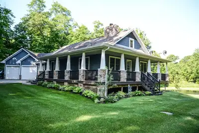 Image de Grill, bain à remous, foyer, salle de jeux, étang, théâtre ~ Just 4 Mi. De Saugatuck!