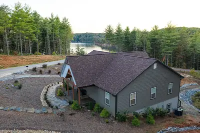 Image de Bord de l'eau du lac James avec quai, piscine, kayaks et planches Ă pagaie!