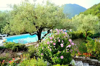 Image de Gîte tout équipé dans les collines derrière Nyons p. 2 pers. , piscine, calme, très belle vue