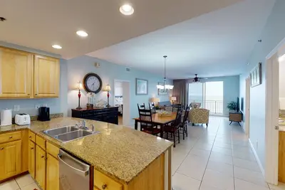Image de Splash Luxury Beachfront Condo w / LazyRiver, août - août 24 semaines Réservez maintenant!