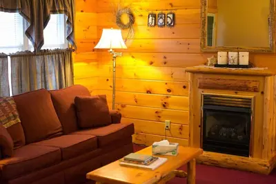 Image de Belle suite cabine avec cuisine, cheminée et jacuzzi dans le pays Amish!