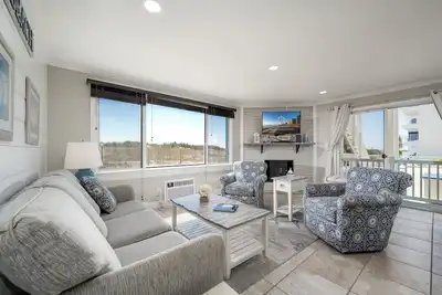 Image de Condos en bord de mer avec rare 2 nuits minimum de location et draps inclus!