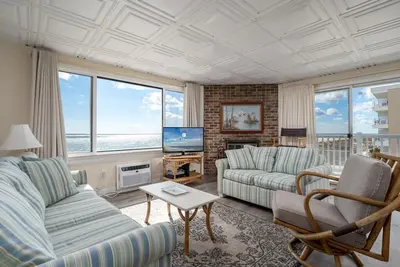 Image de Condos en bord de mer avec rare 2 nuits minimum de location et draps inclus!
