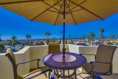 Image de Juste à quelques blocs de la plage avec vue panoramique sur l'océan, toute nouvelle maison de ville espagnole