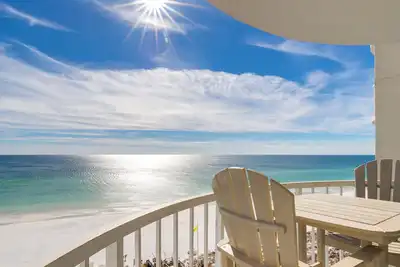 Image de Élégant condo face à la plage aux dunes cachées, piscine, chaises de plage inclus!