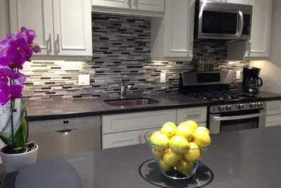 Image de Beautiful Downtown Toronto Suite - Heart of Queen West - 20 min Ă pied de la tour Cn