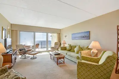 Image de Mise à jour, 4ème étage, 2 Bed / 2 Bath Oceanfront condo peut accueillir 6 personnes. Balcon face à l'océan et piscine.