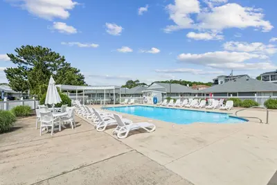 Image de Accès à la piscine North End Condo, à seulement un pâté de maisons de la plage!