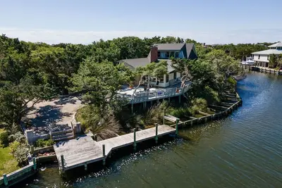 Image de Faraway Oaks: maison devant le canal, plan d'étage ouvert, quai privé.