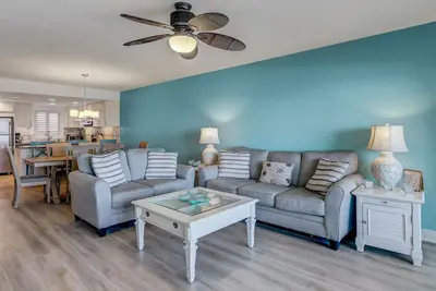 Image de Rénové, 4e étage, 2 chambres / 2 salles de bain condo Oceanfront dort 6. Balcon et piscine face à l'océan.