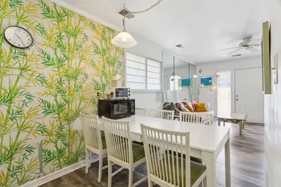 Image de Condo sur la plage avec deux chambres et deux salles de bain!