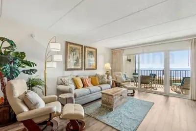 Image de 3ème étage, 2 Bed / 2 Bath condo Oceanfront dort 6. Balcon face à l'océan, piscine et bien décoré.