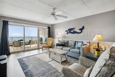 Image de 3e étage, 2 chambres / 2 salles de bain Oceanfront condo (rénové), 6 couchages. Balcon face à l'océan et piscine.