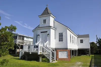 Image de Olde Ocracoke Eglise: Lumineux et spacieux, avec une belle décoration de l'artiste.
