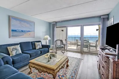 Image de 2 chambres / 2 salles de bain Oceanfront condo avec bains rénovés, 6 couchages invités. Balcon face à l'océan et piscine.