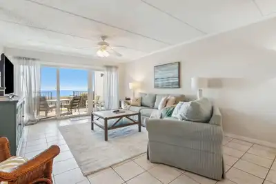 Image de 1er étage 2 chambres / 2 salles de bain Oceanfront condo peut accueillir 6 personnes. Balcon et piscine face à l'océan.