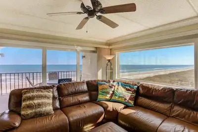 Image de 2 Bed / 2 Bath Oceanfront condo 6 couchages. Balcon face à l'océan et piscine.