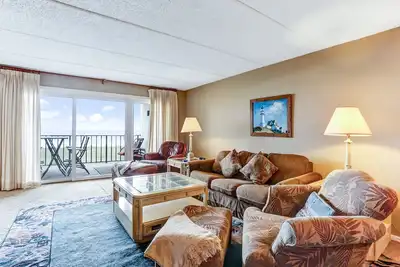 Image de Rénové 2ème étage 2 Bed / 2 Bath Oceanfront condo 6 couchages. Balcon en bord de mer et piscine.