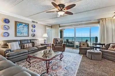 Image de 6e étage 3 chambres / 2 salles de bain condo Oceanfront peut accueillir 8 personnes. Balcon face à l'océan et piscine.