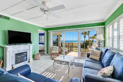Image de 1er étage, 2 chambres / 2 salles de bain condo Oceanfront dort 6. Balcon face à l'océan et piscine.