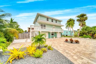 Image de Belle maison de 5 chambres à coucher. 12 personnes. À distance de marche de la plage et des restaurants!