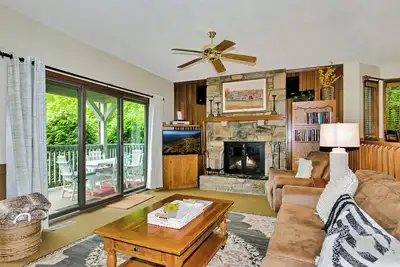Image de Poplar 2 Wpm: 3 Br \/ 3 Ba 3 chambres w \/ den Ă Blowing Rock, pour 10 personnes